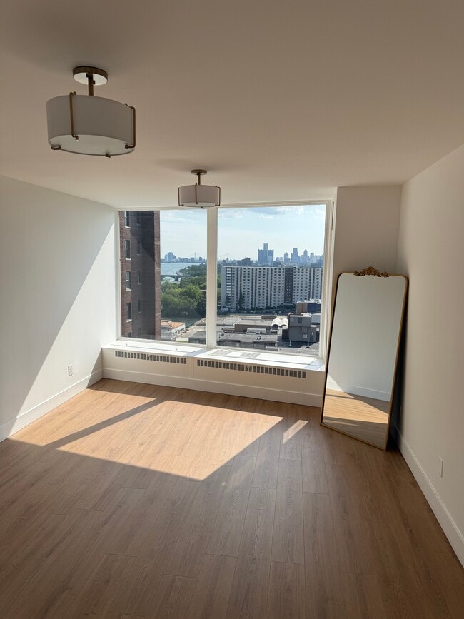 Foto del edificio - 8200 E Jefferson Ave