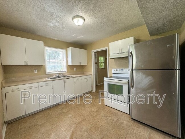 Building Photo - 2102 Monroe Ave