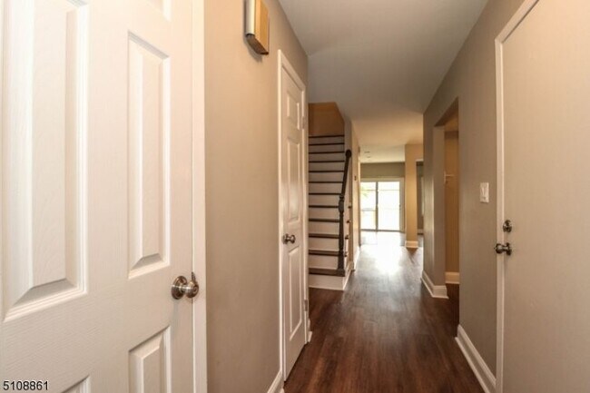 Building Photo - 75 Chelsea Cir