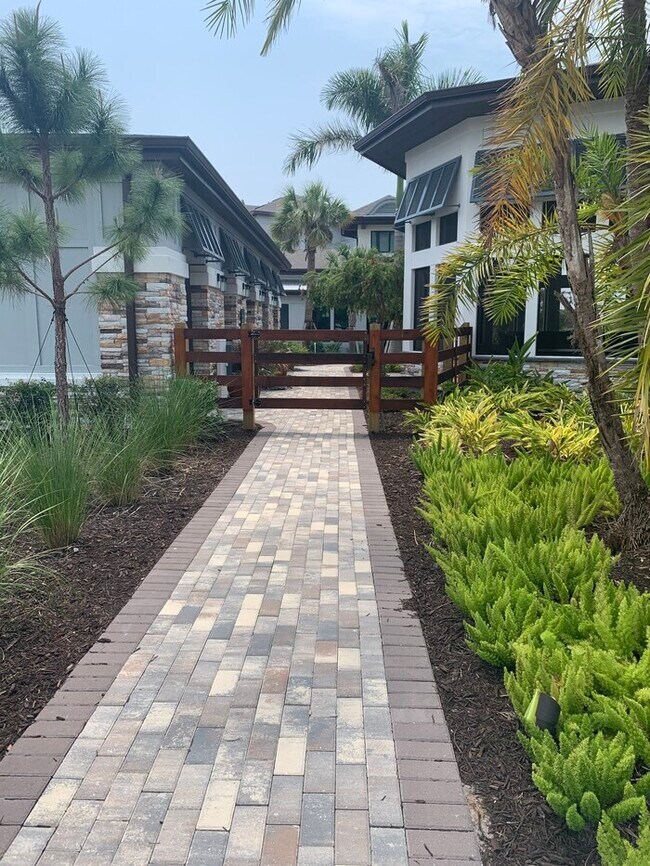 5659 Mauna Loa Blvd Unit 105, Sarasota, FL 34240 Room for Rent in