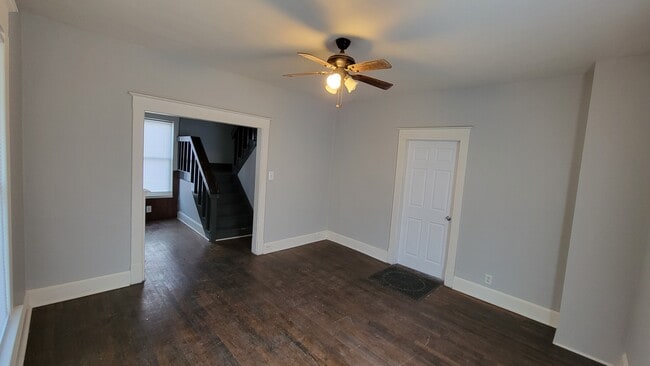 Building Photo - 3 bedroom house with fenced backyard