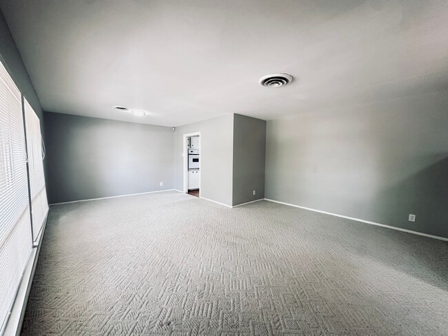 Building Photo - 425 Zephyr Dr