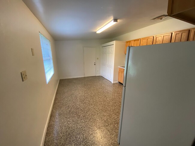 Building Photo - 2/1 Duplex Near Downtown!!!