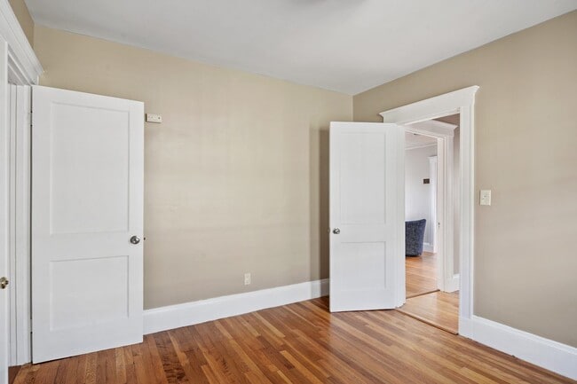 Building Photo - Queen room in 6-bed/2.0-bath Home