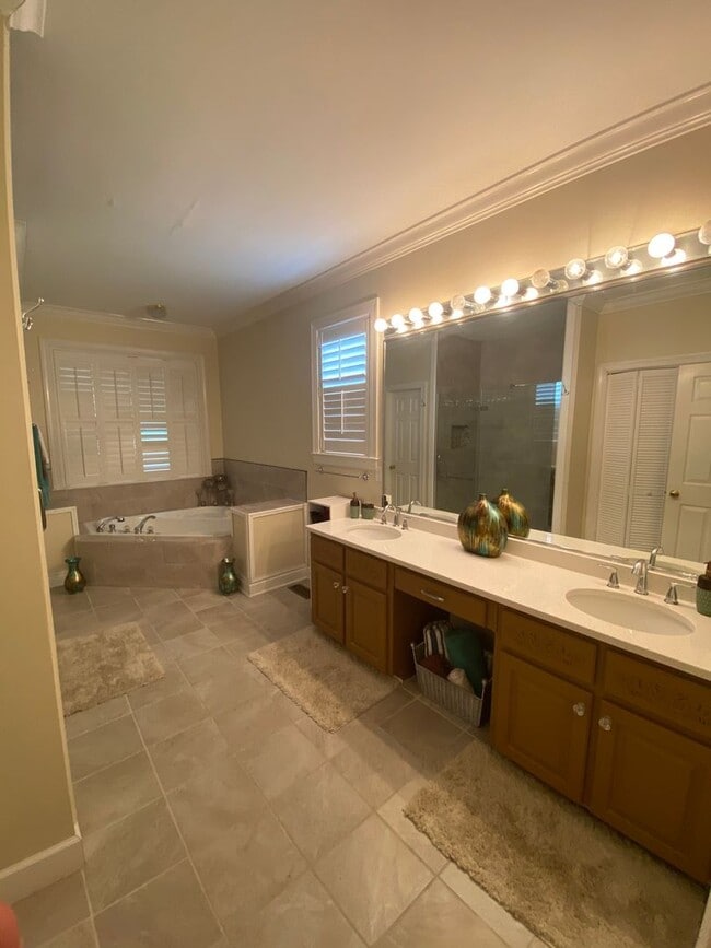 Building Photo - Beautiful Brick Home for Rent – Spacious, ...