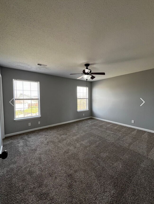 Foto del edificio - 3 Bedroom 2 Bathroom Home with Fenced in B...