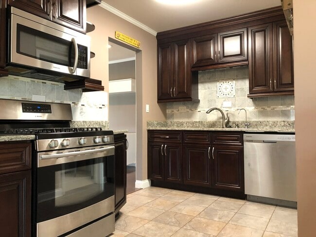 Building Photo - 1126 Parkview Dr