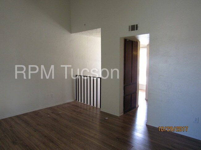 Building Photo - 1620 N Wilmot Rd