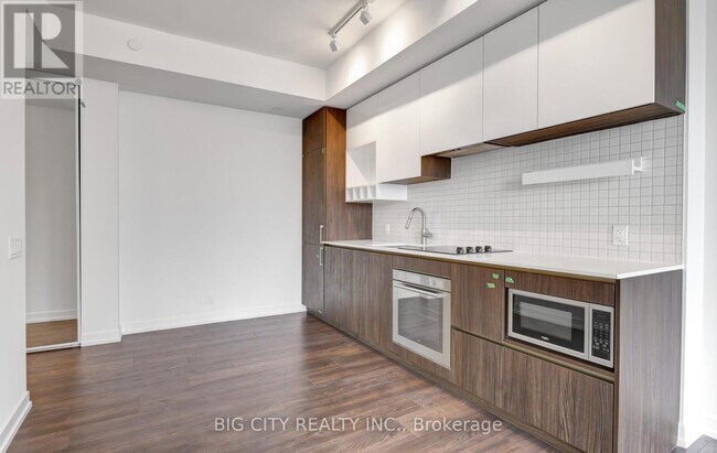 Photo du bâtiment - 898 Portage Pkwy