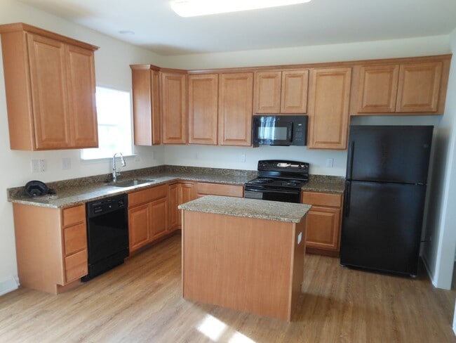 Building Photo - Dont miss out on this great home! Availabl...