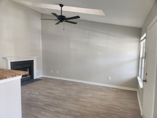 Foto del edificio - Completely Renovated in 2023 Second Level Condo