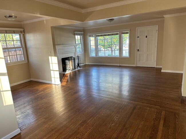 Family Room - 700 Live Oak Ave