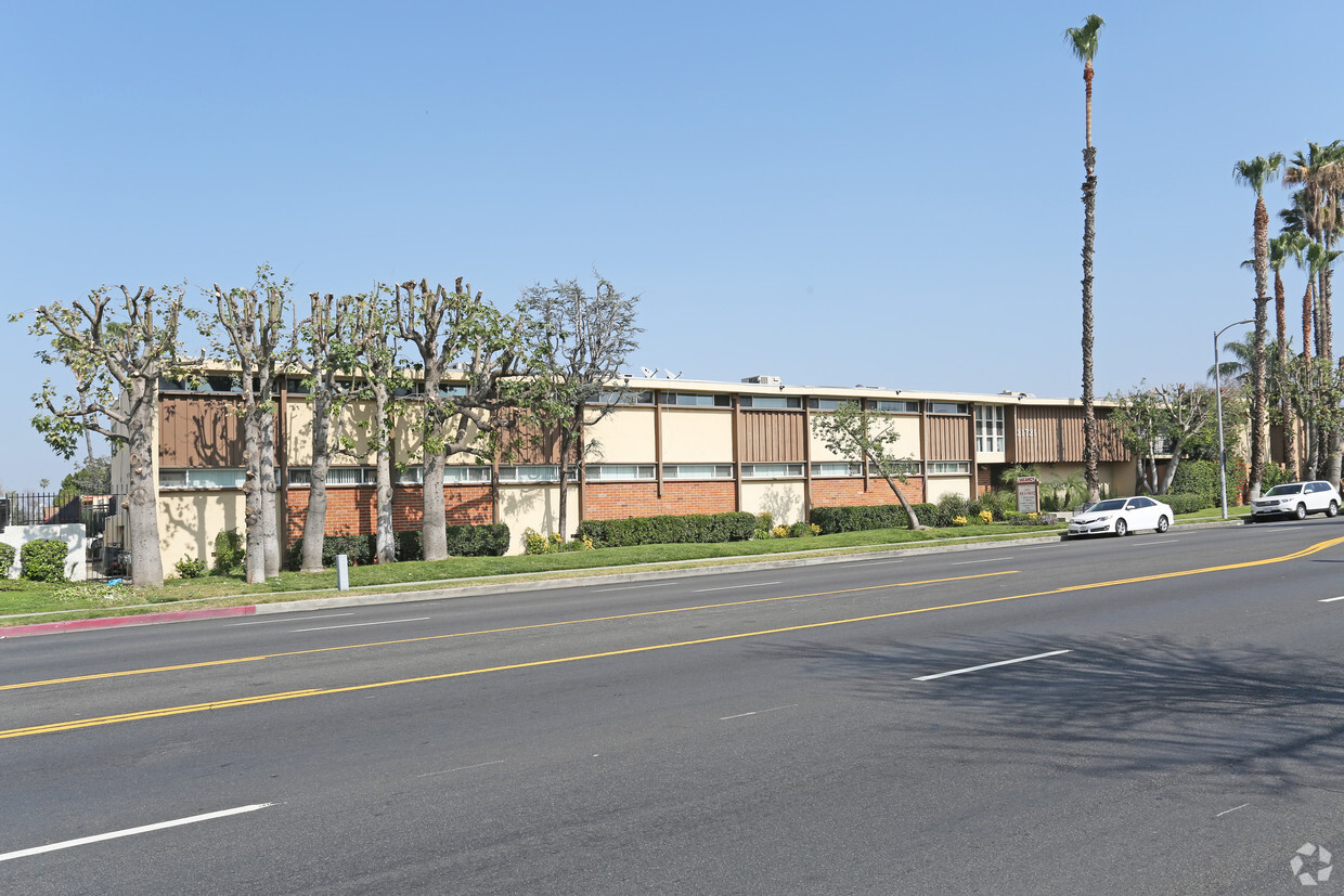 Primary Photo - Roscoe Lanai in CANOGA PARK