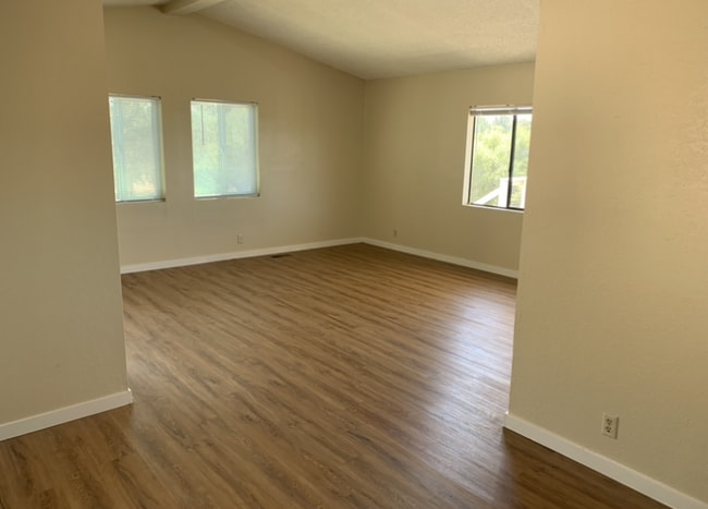 Building Photo - 4250 Woodview Ln