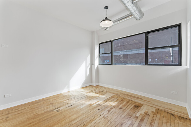 Building Photo - 4200 N Sacramento Ave