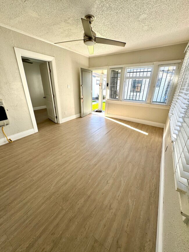 Foto del edificio - 4216 Woodlawn Ave