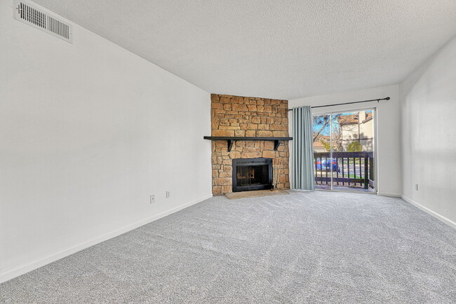 Foto del edificio - $1,195, 1 bed, 1 bath, located in Aurora.