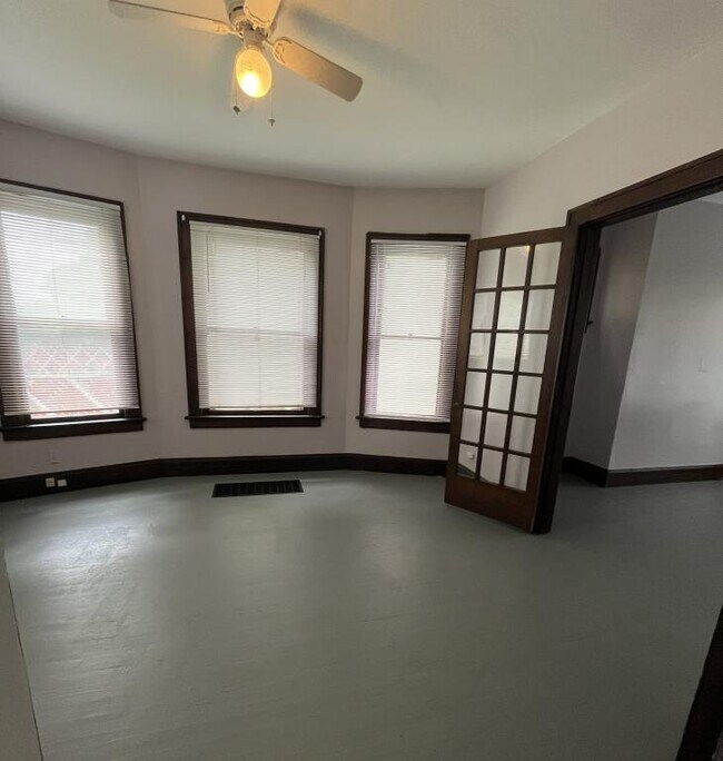 Foto del edificio - 558 Lilley Ave