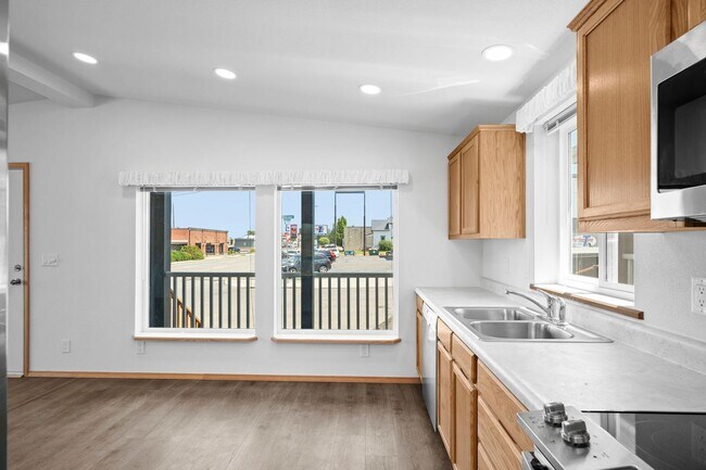 Foto del edificio - Brand New University District Home - Conve...