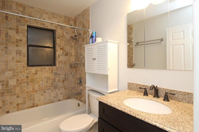 Foto del edificio - 417 Sharon Garden Ct