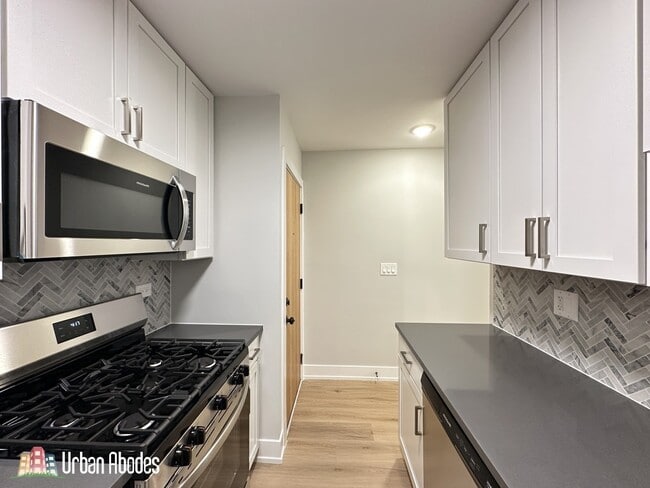 Building Photo - 533 W Aldine Ave