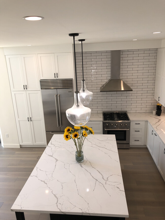 Huge Island & Brand New Appliances Including Sub-Zero Refrigerator - 2341B 20th St