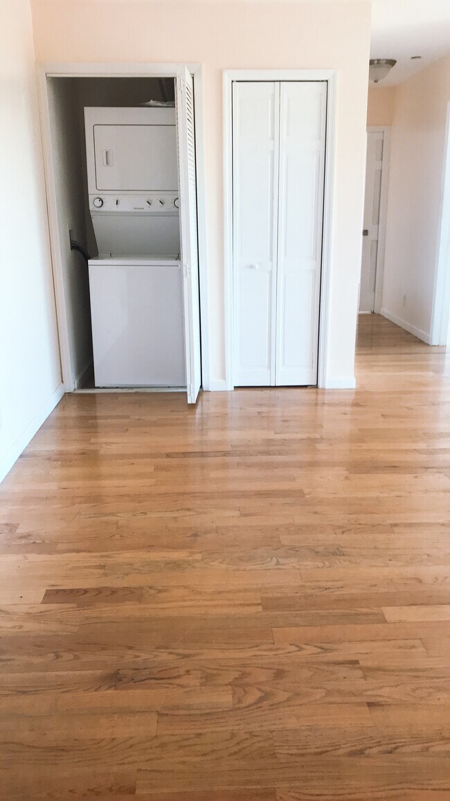 Foto del edificio - 7608 Bay Pkwy