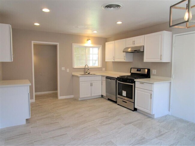 Building Photo - Please contact Vaughn Realty to set up an ...