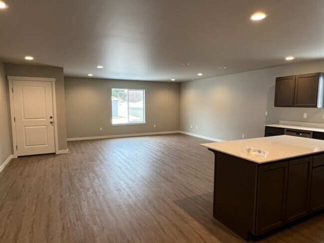 Foto del edificio - Luxury 3 bedroom, 2 bath home with double garage!