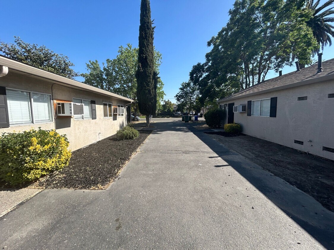 Building Photo - 683 - 695 Vermont Avenue, Turlock CA 95380