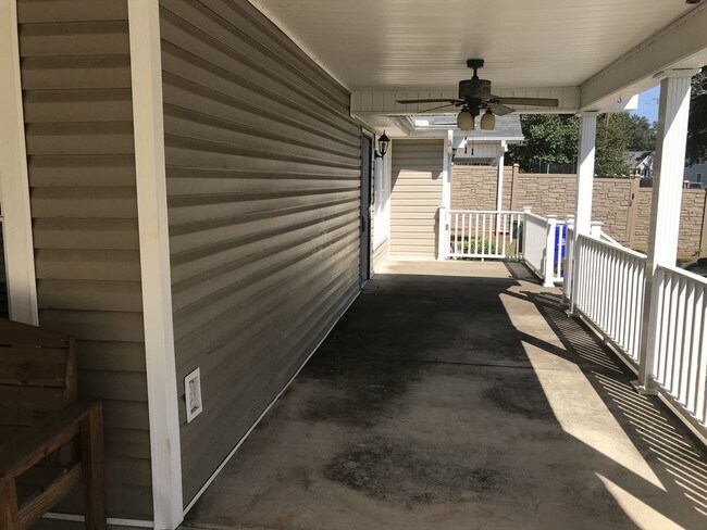 Building Photo - N. Main Area 3BR/2.5BA with a Pool