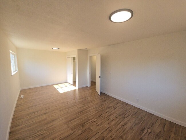 Building Photo - 3BD/2BA newly remodeled Kenwood Dr. Fortun...