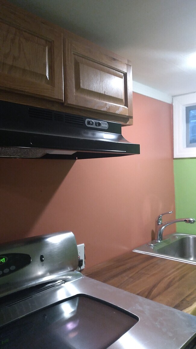 Kitchen eat in - 175 Hamilton St