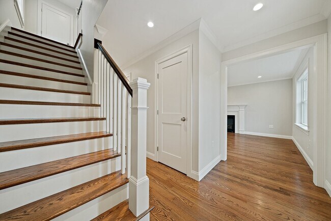 Building Photo - 15 Lakeview Ave