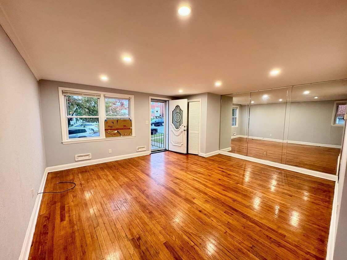 Primary Photo - Spacious Townhome with Updated Kitchen & P...