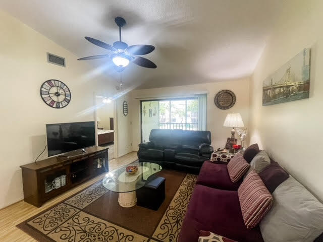 Foto del edificio - 4880 Lucerne Lakes Blvd