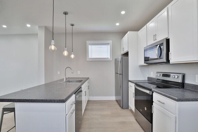 Building Photo - EAST FRANKLINTON ARTIST DISTRICT!  SUNNY N...
