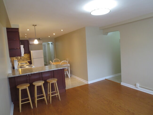 Kitchen & Entrance - 2 Lanark Av