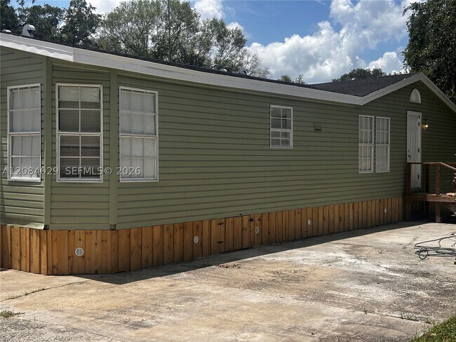 Building Photo - 131 Oak Dr