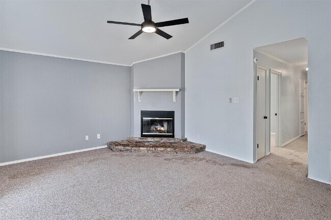 Foto del edificio - "Charming 3-Bedroom Home with Cozy Fireplace in Bossier City"