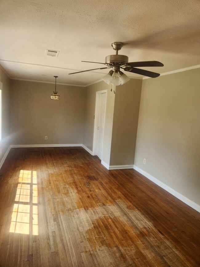 Building Photo - 709 Vassar Dr