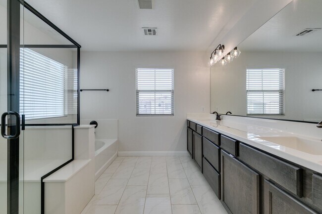 Building Photo - Bright & Spacious 3BR Home with Covered Patio & Community Pool