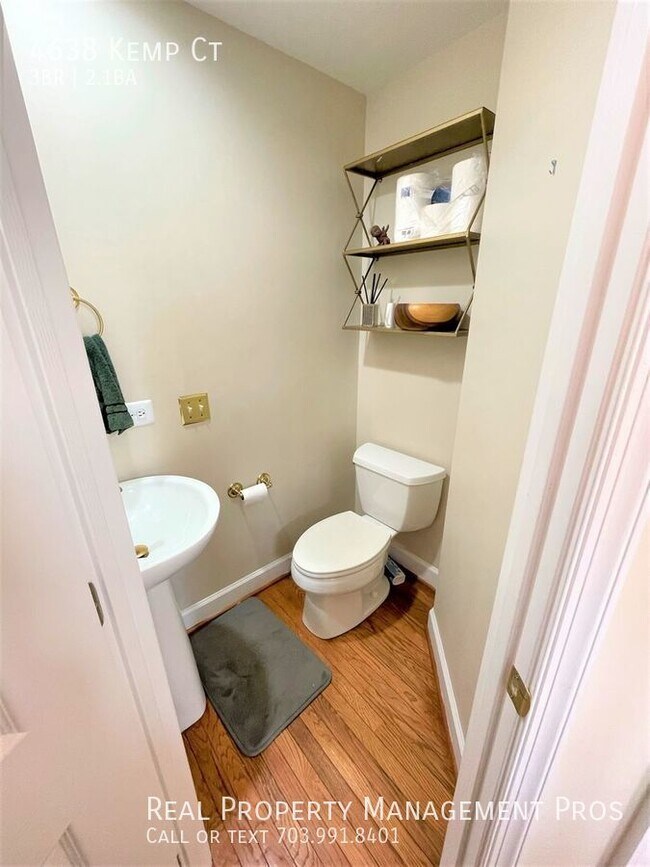 Building Photo - MASSIVE 3 BED/2.5 BATH 2 GARAGE (EV CHARGE...