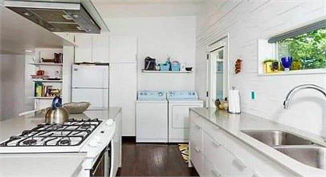 Building Photo - Two Bedrooms Adorable House