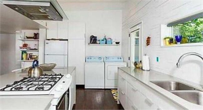 Foto del edificio - Two Bedrooms Adorable House