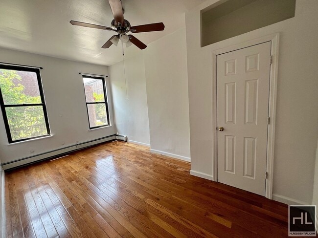 Building Photo - Massive 3.5BR 1BA 1300sft Top Floor Conver...