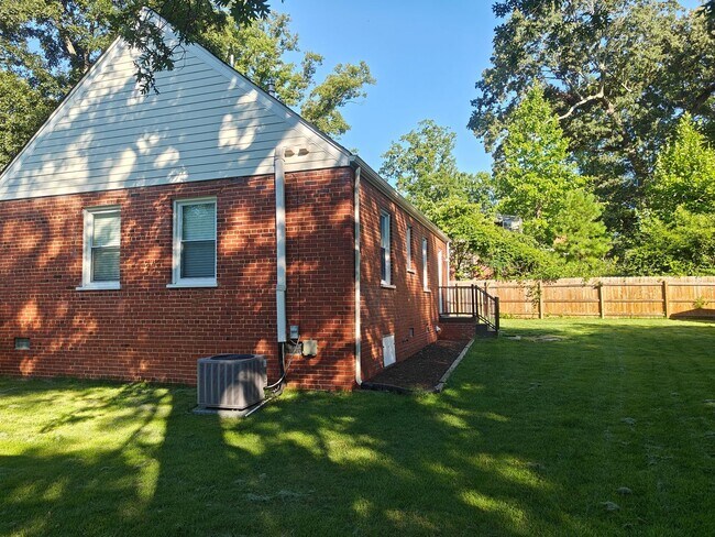 Foto del edificio - 3 bedroom home off of Parham Rd