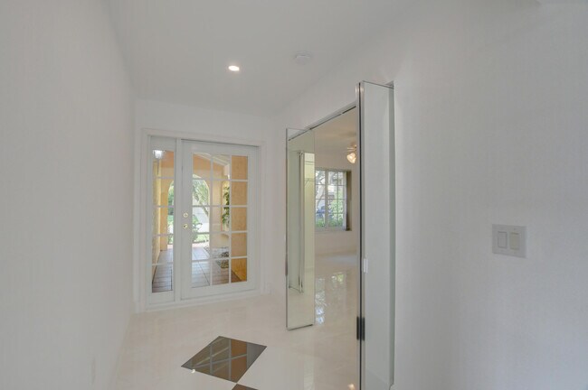 Building Photo - 6105 Via Laguna Ln