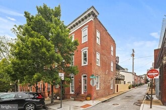 Building Photo - 2222 Gough St