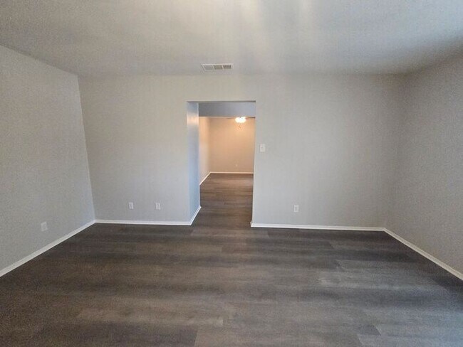 Building Photo - 3221 Dreeben Dr